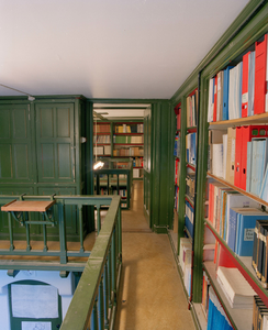 843526 Interieur van de Sterrenwacht (Zonnenburg 2) te Utrecht: de bibliotheek.